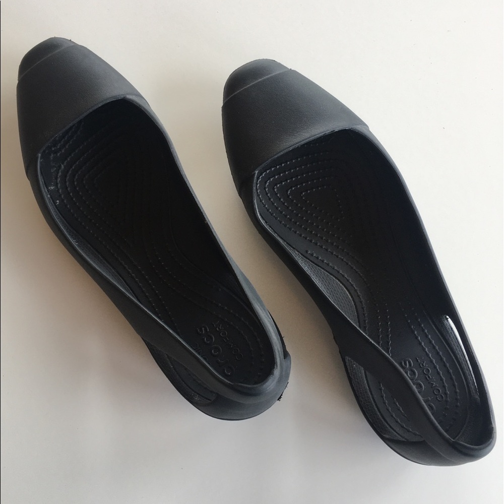 CROCS. Women’s 9.